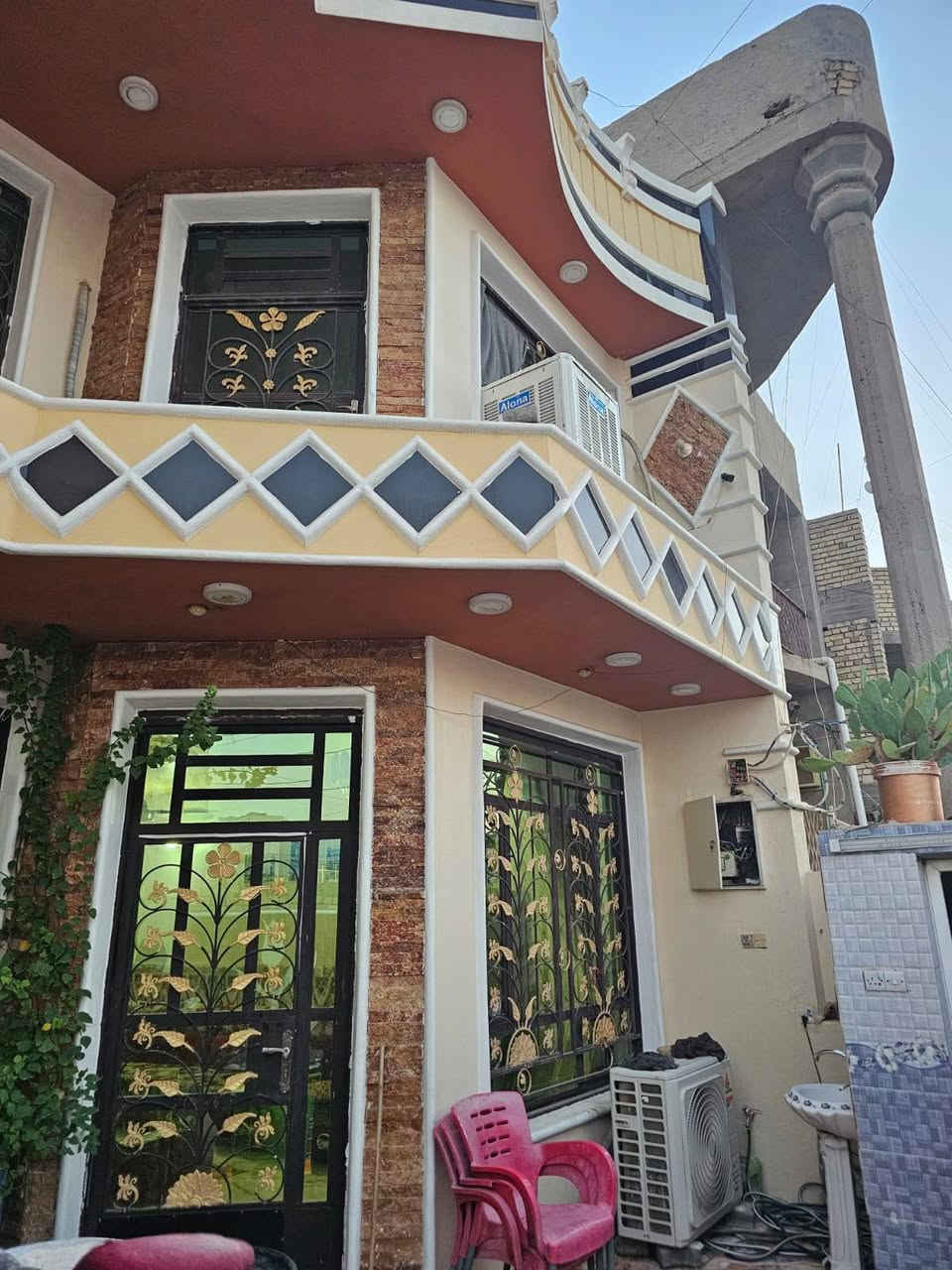 السلام عليكم ورحمة الله
بيت في حي الرشيد الشارع الرئيسي موقع تجاري ومميز جداً 
مقابيل اعدادية الحكيم بناء حديث درجة اولى
الواجهة 7.5والنزال 20=150متر طابقين
الطابق الارضي يتكون من استقبال وهول داخلي ومطبخ وغرفة نوم ومجمع صحيات اجلكم الله
والطابق الثاني ثلاث غرف نوم ومجمع صحيات وصالة
والطابق الثالث مخزن وبتونة للأستفسار الاتصال *********** او مراسلة الصفحة
السعر 285 بيع مستعجل جداً
ملاحظة بسعر قطعة
