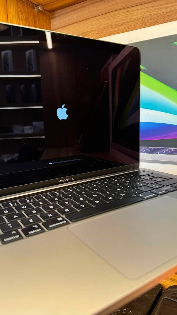 Macbook Pro 
شريط لمس + بصمة أصبع
المعالج M2 
الرام 8
الهارد 256 
الموديل 2022
نظافة ١٠٠٪؜ 
بطارية 98%
ملحقات اصلية كاملة 
السعر 🔥 🔥 🔥


**إذا كنت صاحب هذا الإعلان وتريد حذفه لأي سبب، رجاءا أرسل رسالة إلى الدعم الفني**