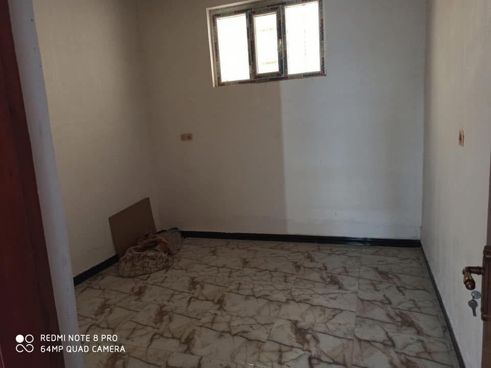 شقة للايجار بابل الحلة شارع ام البنين حي الكفاءات خلف الكراج الموحد جاهزة للسكن مكونة من غرفة نوم وصالة وصحيات ومطبخ ومجمع صحي  سيراميك درجة اولى ارضية بورسلين فاخر الشبابيك PVC السقوف ثانوية مجهزة بكيزر ماء جديد، الشارع تجاري الخدمات متكاملة للمنطقة الراغب بالايجار الاتصال ***********  او وتساب نفس الرقم الايجار 250 الف تصلح اسكن عائلة صغيرة زوج وزوجته وطفل واحد.
