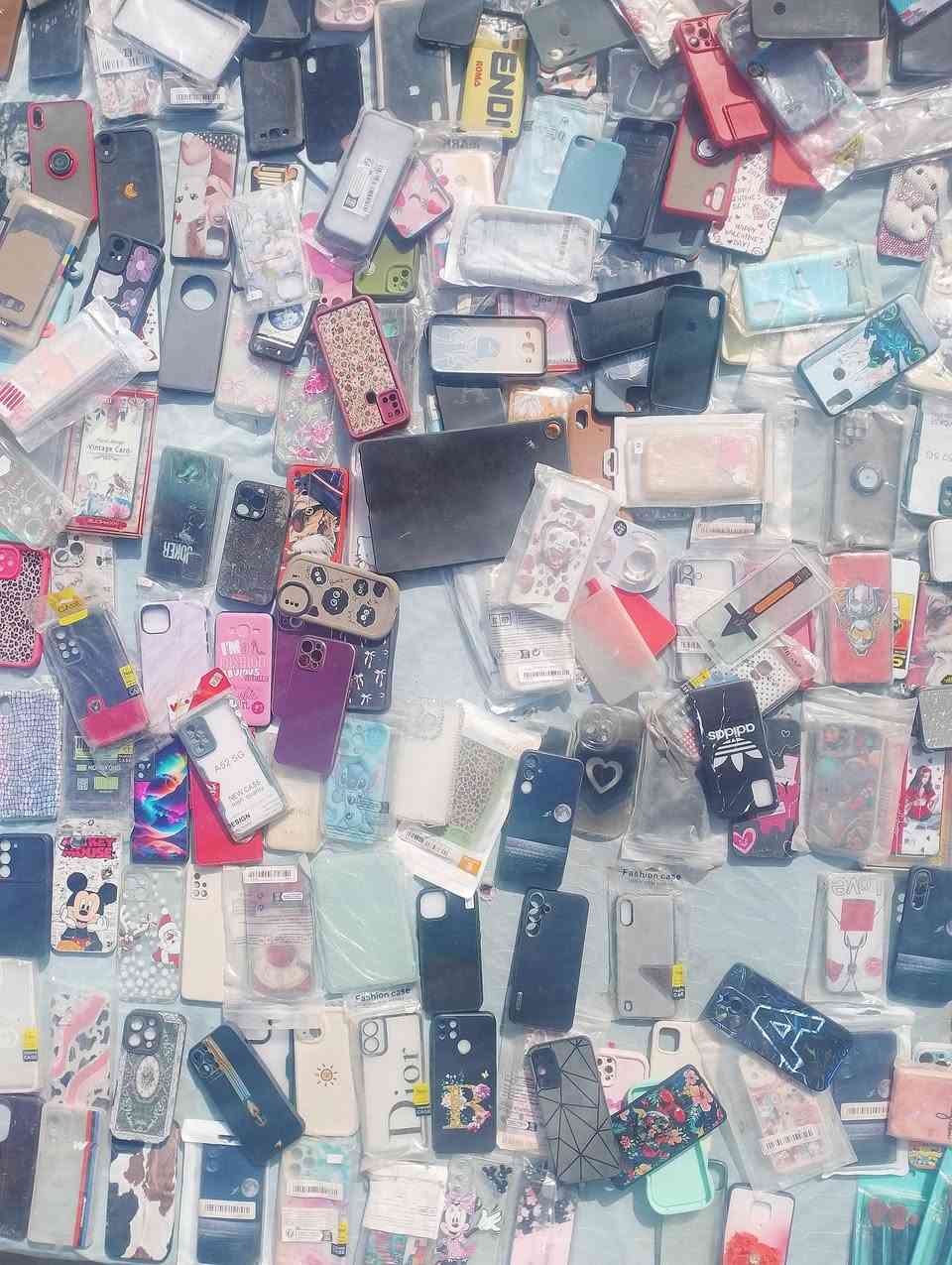 شلعة كفرات وحافظات موبايل اكثر من 280 قطعة الاكثرية ايفون وكلكسي والباقي الاجهزة الصينية ب40 وتوصيل مجاني لكل العراق فحص امام المندوب تالف مكسور نقص يرجع بدون ماتدفع شي تواصل خاص او واتساب ***********
