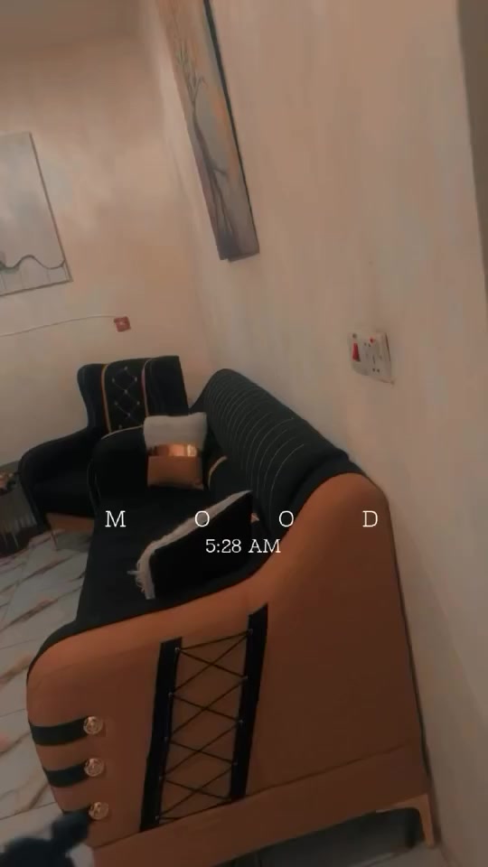 السلام عليكم عندي تخم للبيع 5مباعد نضيف مستخدم قليل رايدته ب250وبي مجال تمواني المواصلات سويب رقم التليفون***********
