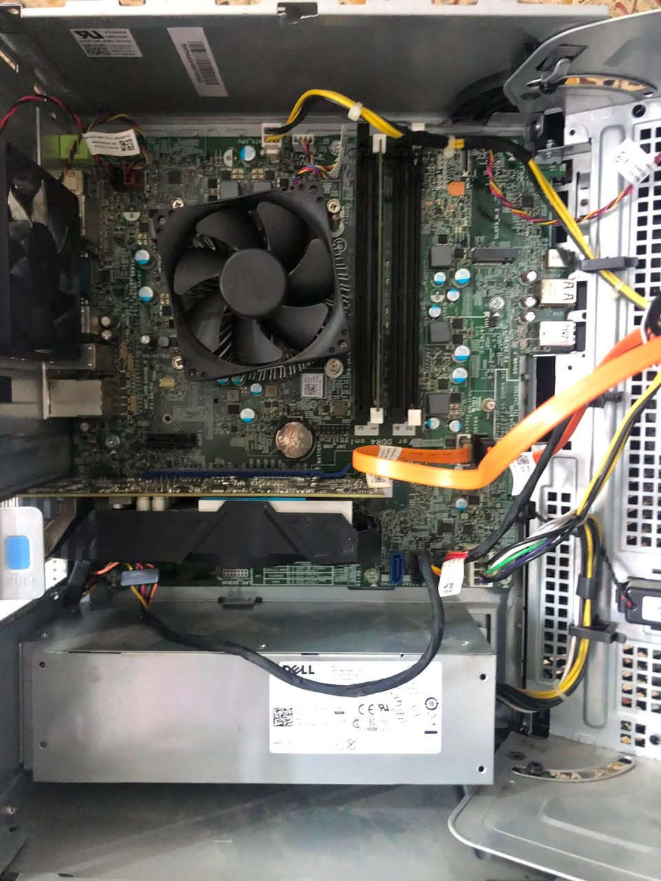 سستم دل 7040
5 جيل سادس

رام 8 ddr4 

هارد ssd 120 

كارت شاشه 1050 ti 4g  بدون بور 

البورد ياخذ m.2 

وندوز 10

260 الف 

بغداد المشتل 
***********

