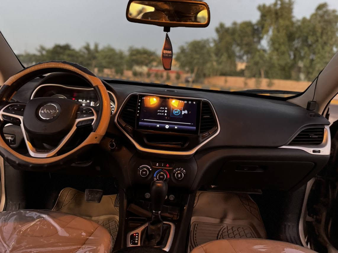 🚙 بۆ فرۆشتن: Jeep Cherokee Sport 🚙
​نموونەیەک لە جوانی، بەهێزی و توندوتۆڵی! سەیارەیەکی خێزانی و گەشتیاری بێخەوش، ئامادە بۆ لێخوڕین بەبێ هیچ مەسرەفێک.
​📌 تایبەتمەندییە سەرەکییەکان:
​جۆری سەیارە: Jeep Cherokee ( 2015 )
​مەکینە: 2.4L MultiAir (زۆر مەکینەیەکی کەممەسڕەف و بەهێز)
​ڕۆیشتوو: 89,346 میل (یاخود 143,789 کم)
​ژمارە: هەولێر (تەحویل بەشەرت )
​ڕەنگ چکلێتی
​ناوەوە و ئۆپشنەکان:
​ناوەوەی زۆر خاوێنە و 
​شاشە گەورە 
​ویل کەمەرە ڕەسەنەکانی شەریکە.
چوار جام کارەبا 
​سندوقی دواوەی زۆر گەورە و گونجاو بۆ سەفەر و کەلوپەل.
​لایتەکان هێد (LED) و لید، تەمومژ و ناوبڕی زۆر بەهێز.
​🛠️ تێبینی: سەیارەکە لە ڕووی مەکینە، گێڕ، و تەقە و ڕەقە بەشەرتە و هیچی تێدا نییە تەنیا دوو پارچەی بۆیاغە بەبێ ناو گرتن دەرگای سایەق و چەمەلوغەکەی. زۆر توندوتۆڵە و تەنها کڕیاری جدی پەیوەندی بکات. ​📞 بۆ زانیاری زیاتر و نرخ: 
***********
شوێن کەلار كالار, السليمانية
