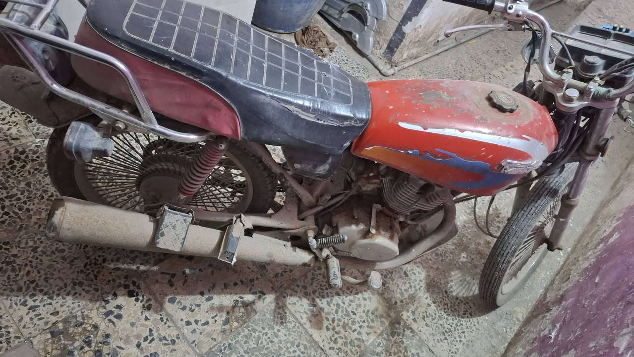 نامة اوراق اصولي 
نضافة ٧٠ بالمية بس ما مغسولة 
الدراجة  ( كايمة ) بس قوية شلعة ومشي 
نص هندر تشتغل وتراي وين ما جان ذبلها دهن وتطرك 
سعرها 250 الف مجال بسيط حك الجية 
***********
