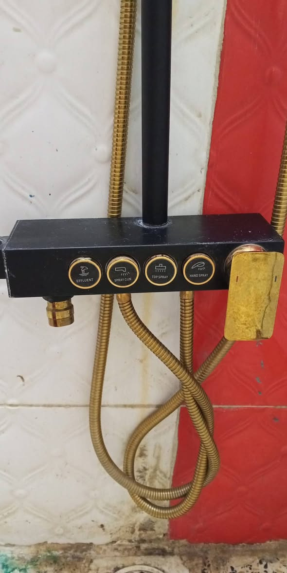 بهذا الشكل دوش مستخدم قليل.  خلي سعر واخذه


**إذا كنت صاحب هذا الإعلان وتريد حذفه لأي سبب، رجاءا أرسل رسالة إلى الدعم الفني**