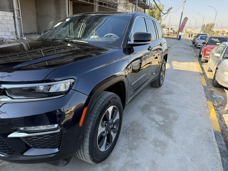 مستعجل على بيع جيب كراند شيروكي هايبرد موديل 24 الون نيلي بيها صبغ جاملغ امامي وتبديل ابوب اثنين نفس الون ماشيه 29 الف ايرباك راجع ستتم بدون رقم تترقم شمالي فقط بشرط من الدعاميه للدعاميه الأتصال ***********
