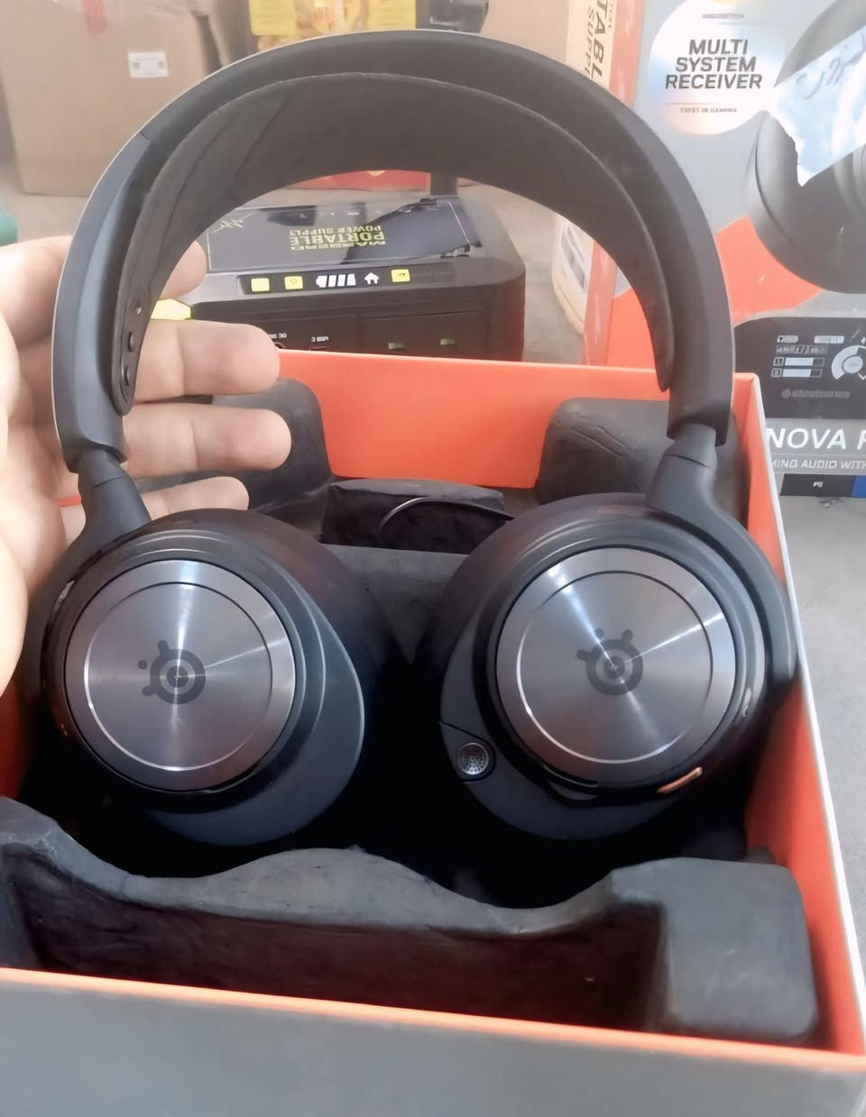 سماعة stellseries nova pro wireless بدون المكسر قطعة الداك (DAC) مع العلم الداك سعرة 58 الف
سعر السماعة 125 الف مع التوصيل 

 واتساب ***********

