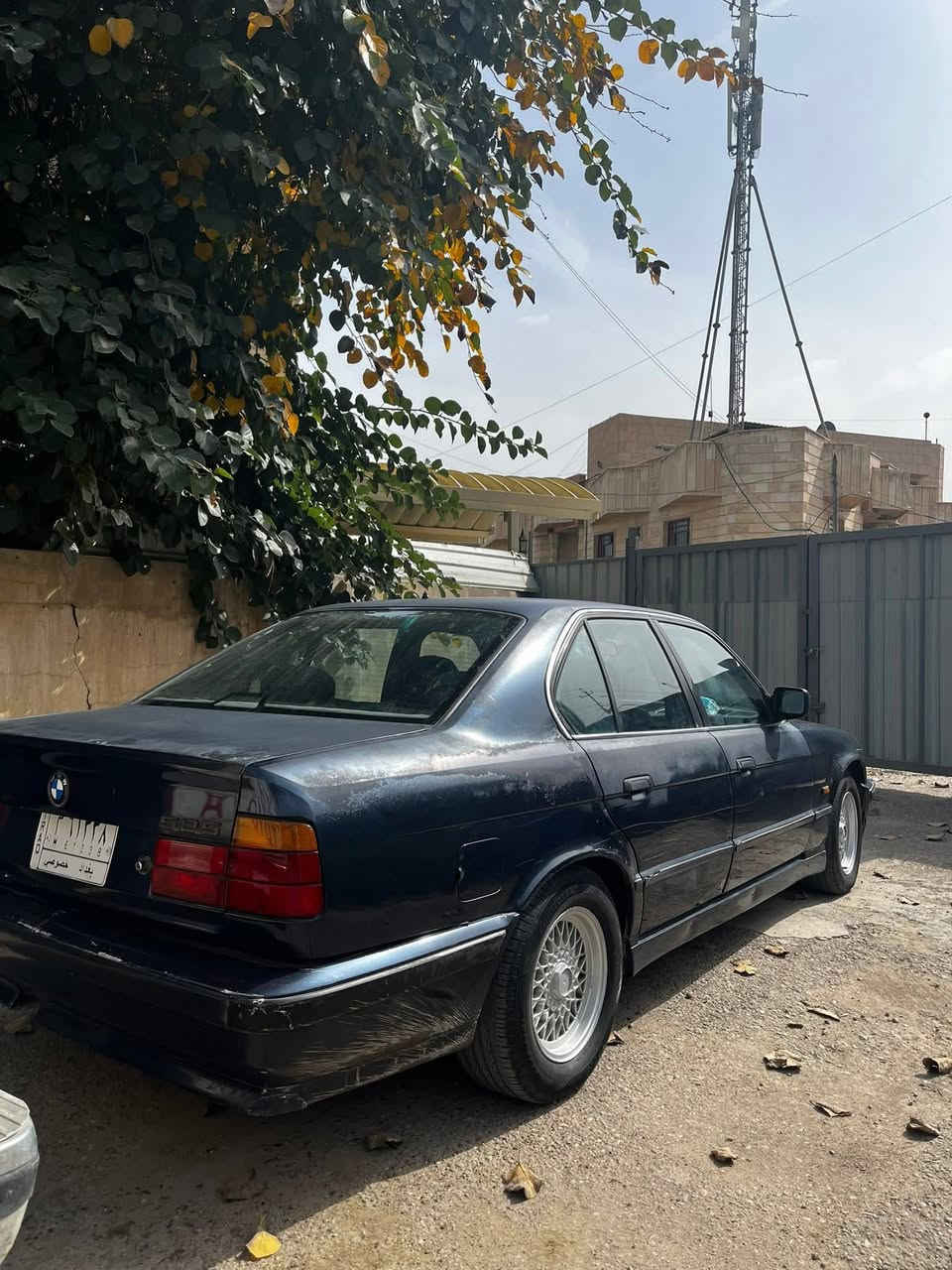 السلام عليكم 
Bm 525i  موديل 1990 وارد ياباني 
محرك V6 / 2.5 
رقم الماني سنويه 27   لون نيلي سياره
 محركها نظيف مفتوح مو مسكر تخم تاير  
جديد حداديتها زينه  كير ومحرك مكفول 

كشنات مخمل مغلف جلد دواخل نظيفه كلش مسجل شغال البلادي  ويل خيله تبريد شغال يحتاجله بس غاز سياره بيها جراد بسيط وسياره مضروبه ضربه بسيطه  والضربه موضحه بالصوره يحتاج بس دعاميه اماميه 
مكانها بغداد / دوره 
السعر 48 وبيها مجال
هـ: ***********

