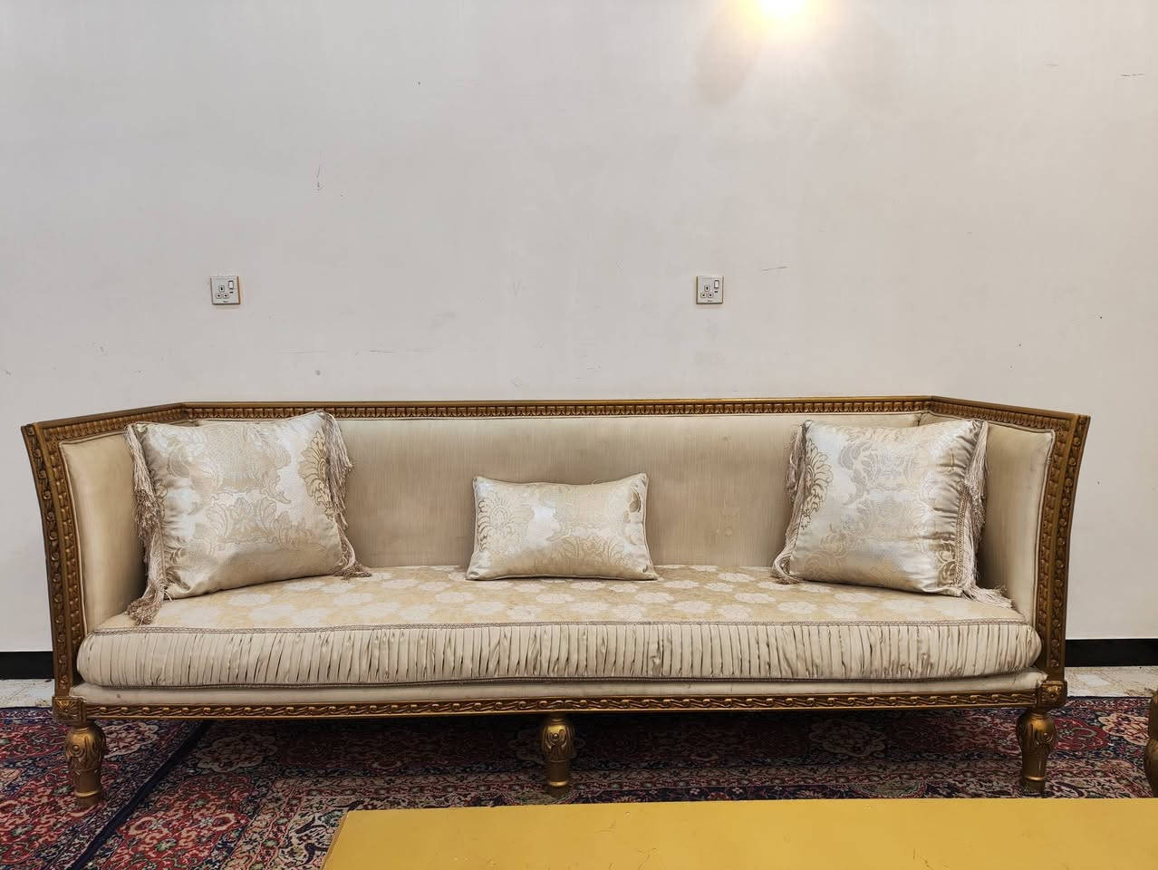 السلام عليكم تخم زان كويتي قماش وتر ابرو
12مقعد  قنفتين اكبار  مع كراسي ثنين مع طبلة كبيرة
نضافة نضيف جدا 
العنوان بغداد
تواصل على رقم *********** اوتساب او تصال
