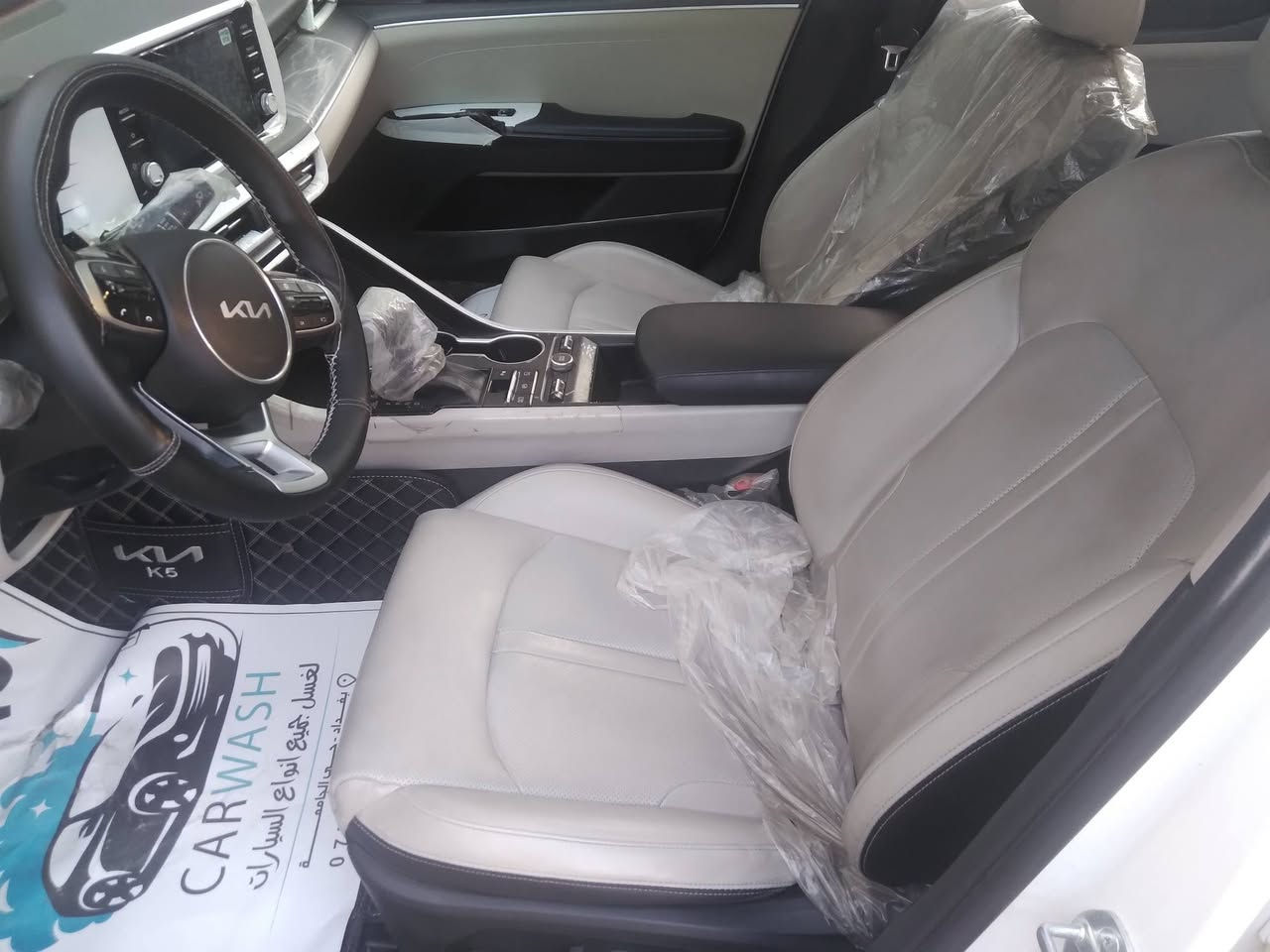 السلام عليكم.. 
كيا k5 خليجي مواصفات كامله موديل 2023بصمة تشغيل وأبواب وصندوق . بانوراما . داخل جلد ابيض . كشنات كهرباء . سايد بيك دكمه . تدفئة مقاعد أماميه.  تشغيل عن بعد .. وبعد بيها مواصفات محرك 2000 دوش السيارة كفاله عامه ماشيه 85000mk  .. الاتصال *********** مكان السيارة بغداد الحارثية.... السعر  21500 $ وبيها مجال قليل..
