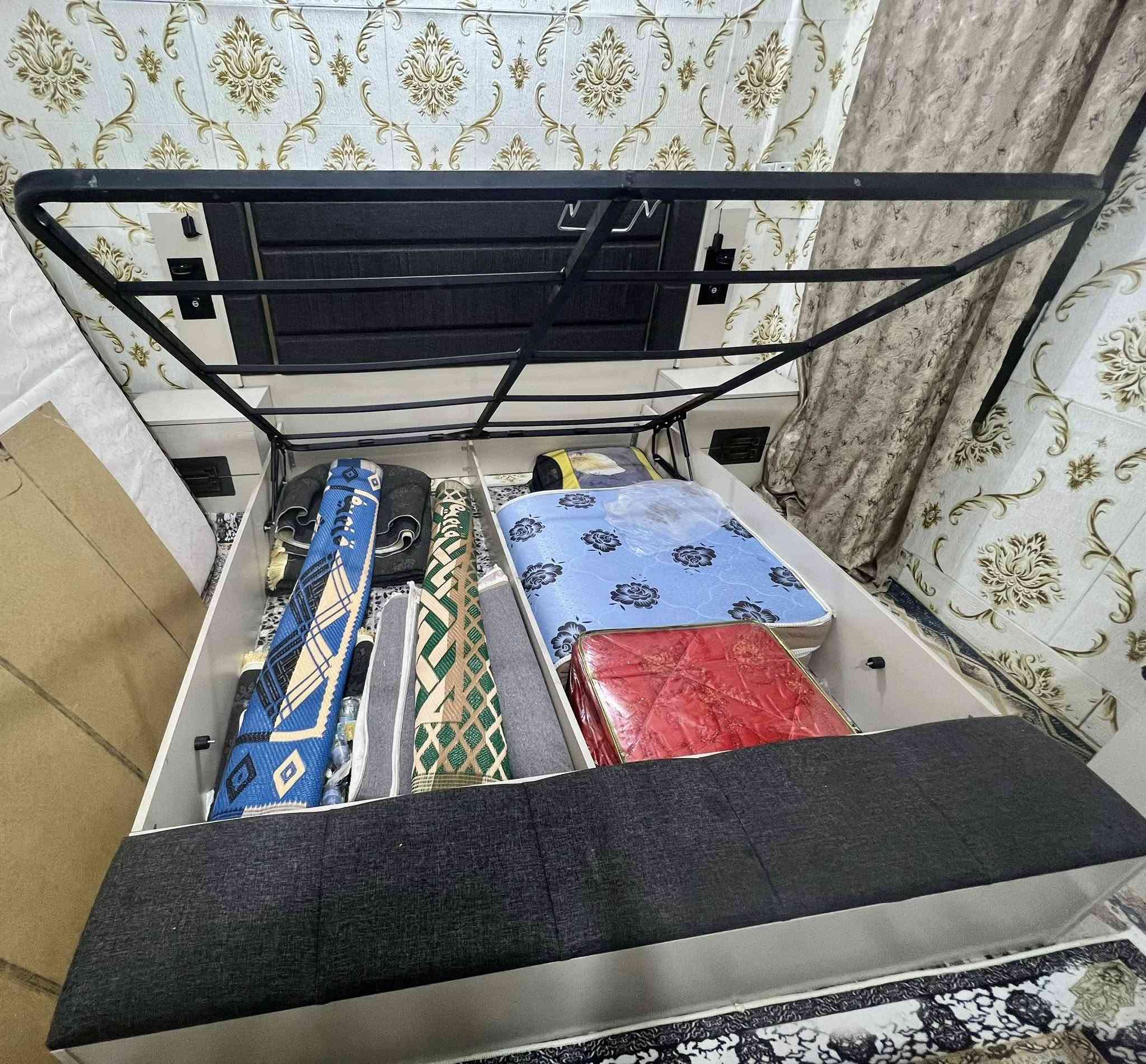 غرفة تركية ١٠ قطع جديدة مستعملة قليل 
السرير مخزن والشازلون مخزن مع اربع منافذ للشحن واضاءة لد في ملحقات السرير واضاءة لد في ميز التواليت


**إذا كنت صاحب هذا الإعلان وتريد حذفه لأي سبب، رجاءا أرسل رسالة إلى الدعم الفني**