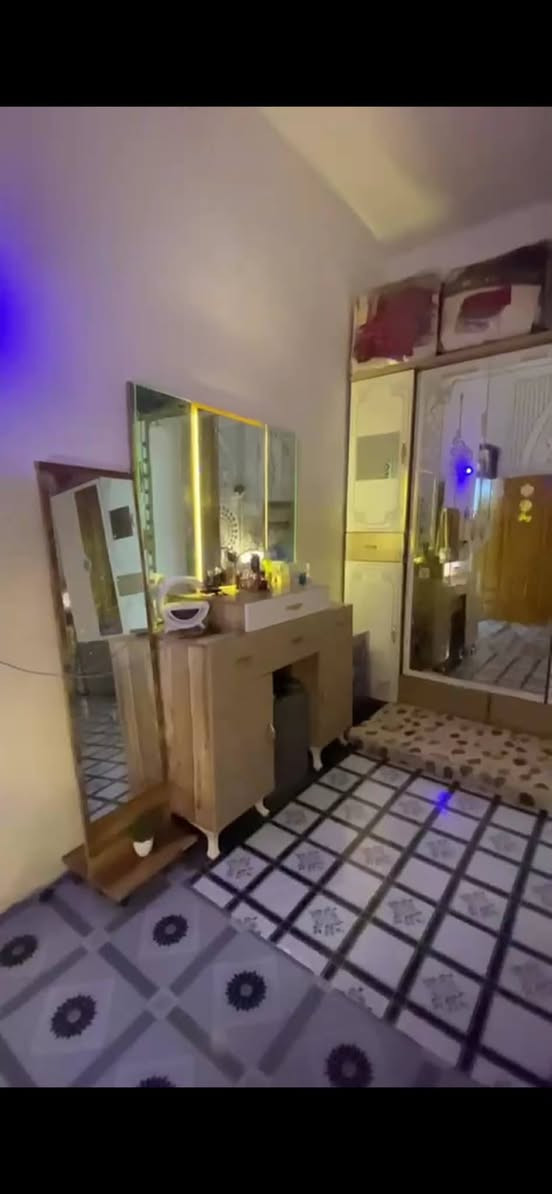 غرفه نوم للبيع تركيه نظيفه ومرتبه
السعر ٥٠٠ وبيها مجال 
عنوان الكرمه 
رقم الهاتف لشراي ***********
