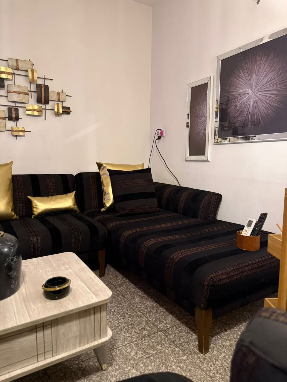 كورنر مع كرسي تركي سرير اي ظرر مابي تكمه وثكيل بشكل هيكله كله خشب زان حتى الأرجل خشب مو بلاستك سفنجه سوفت لونه جوزي واسود مكان بغداد الشراي يتفظل خاص


**إذا كنت صاحب هذا الإعلان وتريد حذفه لأي سبب، رجاءا أرسل رسالة إلى الدعم الفني**