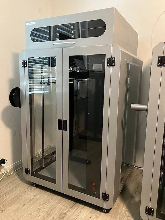 ​🚨 فرصة ذهبية للمصانع، المهندسين، والمبتكرين في العراق! 🚨
للبيع: أكبر طابعة ثلاثية الأبعاد صناعية في العراق 🇮🇶🏆
تعرف على عملاق الطباعة: ✨ Cbot 3D ✨
​هل طموحك أكبر من الطابعات العادية؟ الآن يمكنك طباعة مجسمات ضخمة بقطعة واحدة وبدقة متناهية!
​🔥 لماذا Cbot 3D هي استثمارك الأفضل؟
​📏 حجم طباعة عملاق: (600 × 600 × 1000 ملم).. نعم، يمكنك الطباعة بارتفاع متر كامل!
​🏭 أداء صناعي وسرعة فائقة: تنجز أضخم المشاريع في وقت قياسي.
​🛡️ غرفة مغلقة بالكامل: تضمن لك بيئة حرارية مستقرة لطباعة كافة أنواع الفلمنت باحترافية وبدون تشوهات.
​⚡ قوة جبارة: مزودة بـ "دبل هيتر" ونوزل قوي جداً (80 واط) لتدفق سلس ومستمر للمواد.
​🧵 اقتصادية وعملية: تستخدم فلمنت بقطر 1.75 ملم (النوع الأكثر توفراً وبأسعار مناسبة في السوق العراقي).
​لا تفوت فرصة امتلاك هذه المحطة الصناعية المتكاملة!
📩 للاستفسار عن السعر والتفاصيل، راسلنا على الخاص أو اتصل على ***********
