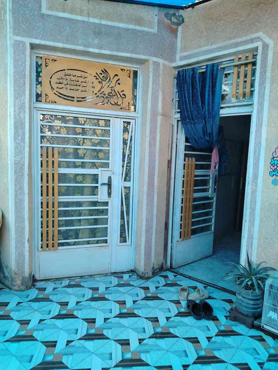 السلام عليكم بيت للبيع في منطقت الحسينيه الراشديه شارع خدمات مسقط على شارع تجاري البيت يحتوي على استقبال ومطبخ واربع غرف وصحيات داخل وخارج بيه سطحين البيت قاط ونص البيع اعكاده للستفسارعلى هذا الرقم ***********

