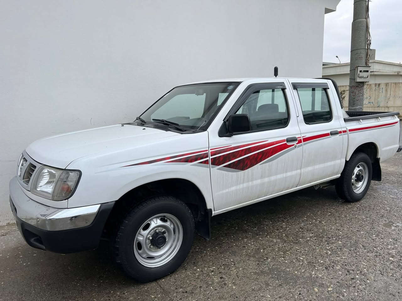 به ناوي خوا    ***********
نيسان پيكاب مؤديل 2002 ته بريد و پاوه ر
قوفل مه ركه زي و شاشه ئايپات
سه نه وي تا كؤتاي 2030 نوئيه 4 تايه ي لؤكم بو به ستوه
هه زه ي نوييه و به ناوي خؤمه تاحويل و غرامه به شه رت 
بؤياغ 3 په لاي زؤر بچوكي هه يه گير و مه كينه و هه موو شتيكي به شه رت 
بؤ نرخ ته له فؤن بكه خزمه تت ده كه م
