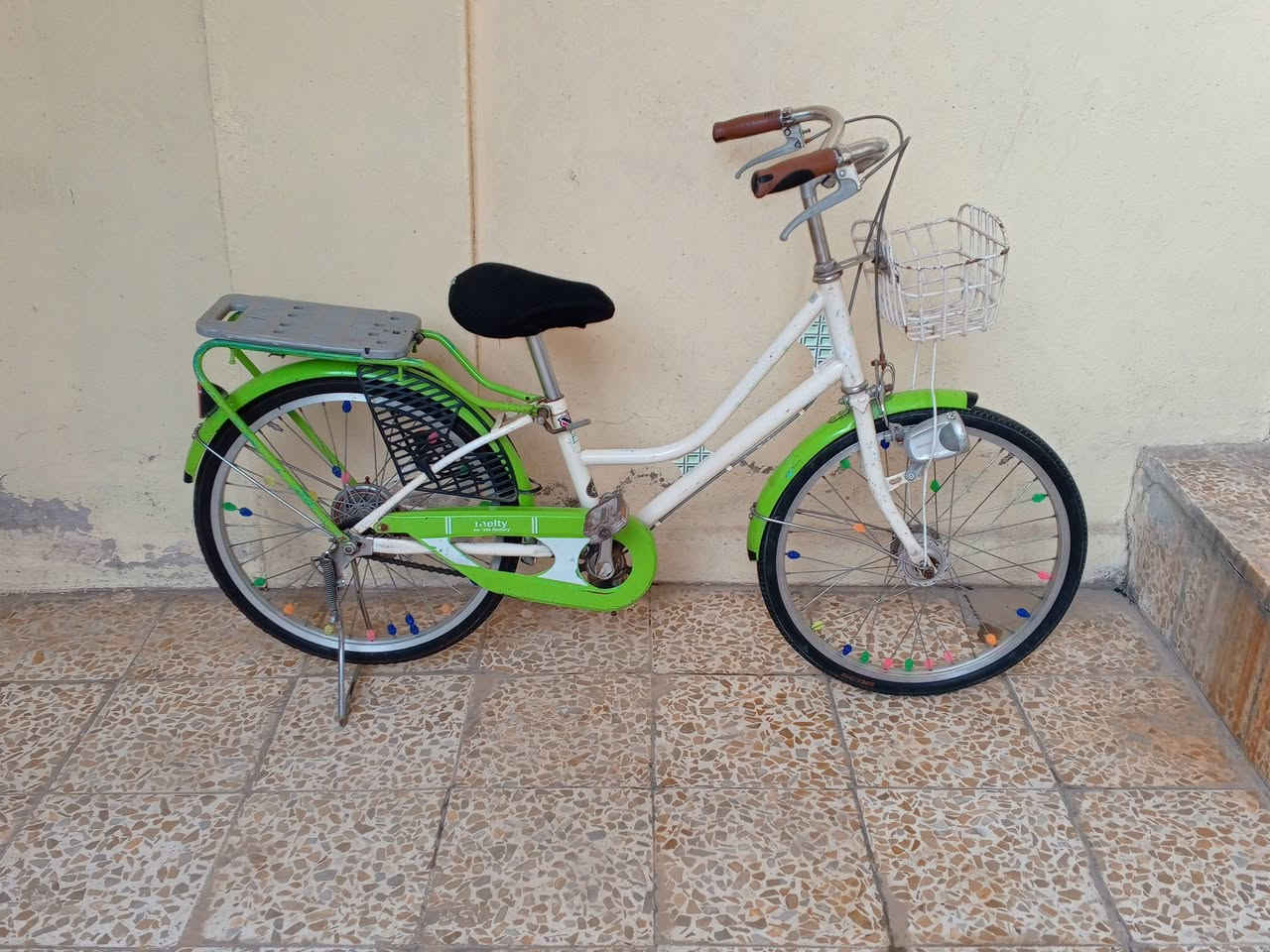 السلام عليكم بايسكلات للبيع مال باله ياباني الازرق 🩵 كلو شغال وجاهز التايرات جدد السعر ٨٠ وبي مجال 
والبايسكل حجم 20 💛💚 نضيف وجاهز التايرات جدد مال باله السعر 60 وبي مجال العنوان حي البكر للاستفسار الاتصال على الرقم ***********
