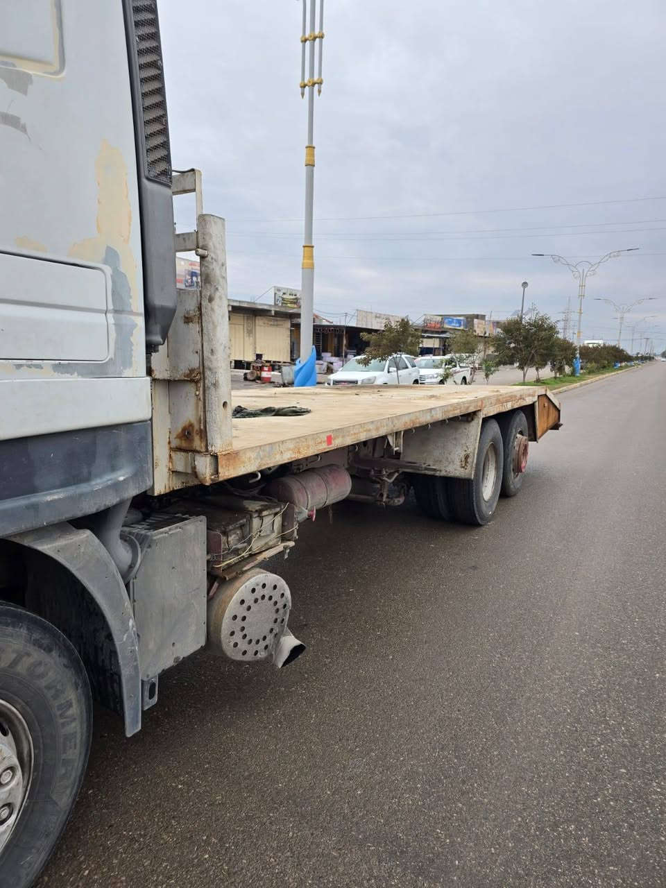 السلام عليكم
افيكو سطحه للبيع موديل  2000
سيارة سنكل  جاهزة شغاله مكينه 6سلندر سنويه وهزة جديد تحويل ثاني يوم مكاني مسيب 
***********
***********
