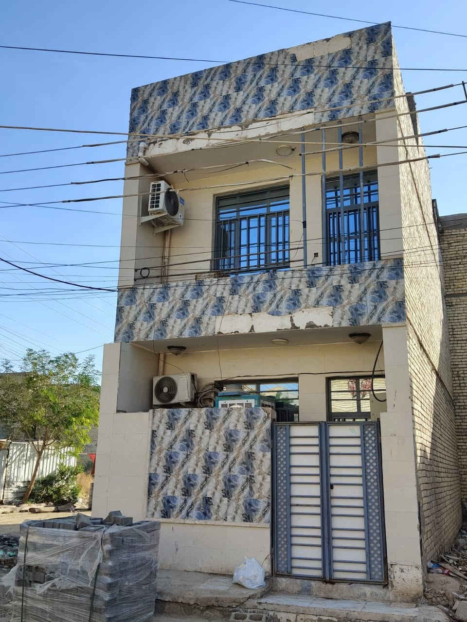 السلام عليكم..
بيت 50 متر نظيف جدا  بناء جديد.. غرفتين نوم ومطبخ وهول واستقبال ..بالبداية قريب عالشارع العام ..شارع عريض قرب السدة  باقي تفاصيل بالفيديو.. سعر 70 مليون
***********
