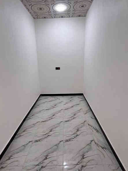 يا الله سلام عليكم توفرت بيتين السقف سندويج المساحه كل بيت 100متر العنوان الجزيره الفيروزيه يتكون البيت من غرفتين وديوانيه ومطبخ وصحيات داخليه وخارجيه السعر37 وبي مجال ملاحضه ماعندي اقصاد الستفسار ***********
