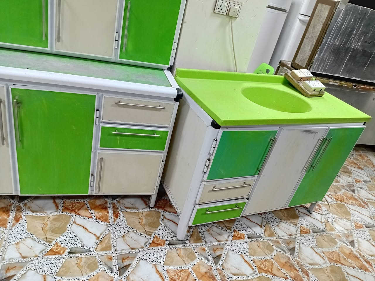 سلام عليكم كاونتر مترين و٣٠ وسنك متر و٣٠ كرانيت تفصال اخو الجديد بيع ومراوس طباخ كرياز مصري الباب الأول  وطباخ فريش مصري باب اول نضيف بيع ومراوس العنوان بلد جمعية ليمام استفسار ***********
