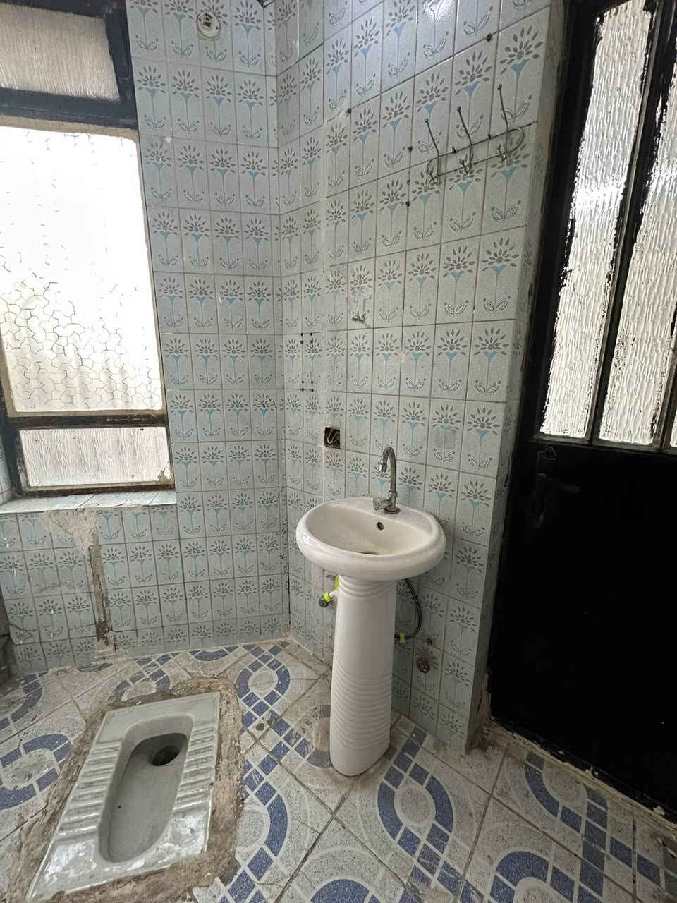 سلام عليكم
يوجد بيت ركن للأيجار طابق أرضي ملك صرف نظيف مساحته 250 متر  التفاصيل :
يحتوي على ثلاث غرف (نوم عدد2 + استقبال) + تواليت للخطار + حمام وتواليت + مطبخ + كراج للسياره 
ايجاره 450 الف 
العنوان الشرطه الخامسه شارع المدارس 
*********** متوفر واتساب
