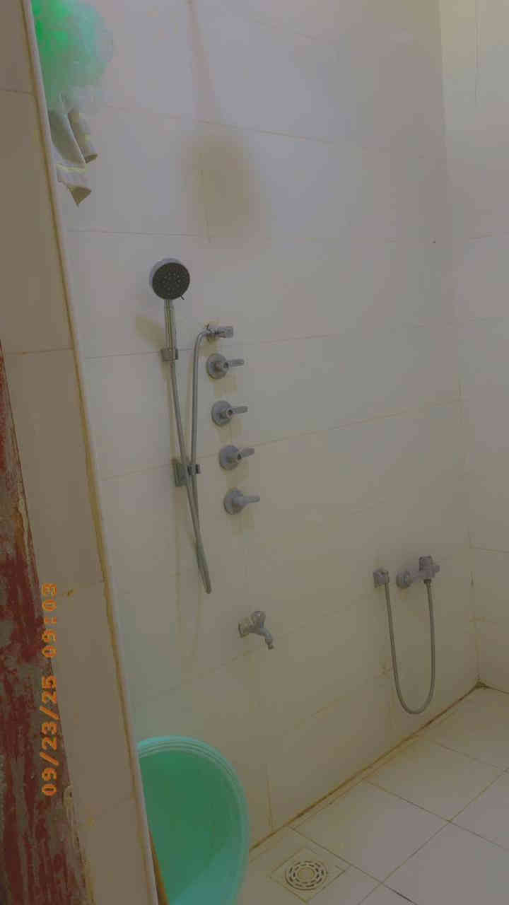 السلام عليكم
دار بضغط الخشب مساحه 150 متر بناء درجه اوله حديث 
عدد الغرف 2 
عدد الصحيات 2 
مطبخ 
استقبال 
صاله 
الدار ينباع مع الأثاث 
استفسار اكثر اتصال ع الرقم 
***********
