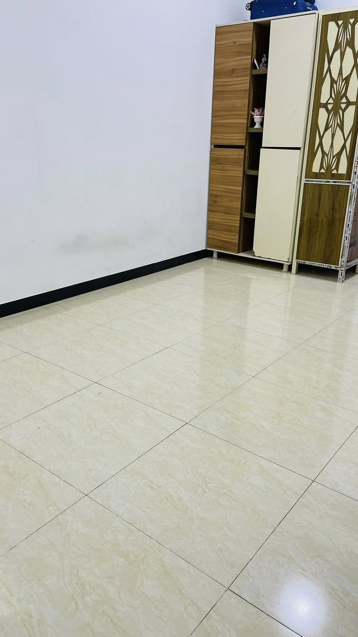 للبيع دار. سكن 220 م طابو اسهم طابقين مسلح منطقة السفينه / مقياس الماء -الطابق الارضي غرفتين وصالتين ومطبخ واستقبال ومنورين وگراج وحديقة والطالبق العلوي غرفتين وصاله وصحيات/ *********** وات ساب الحاج ابو كرار الجابري
