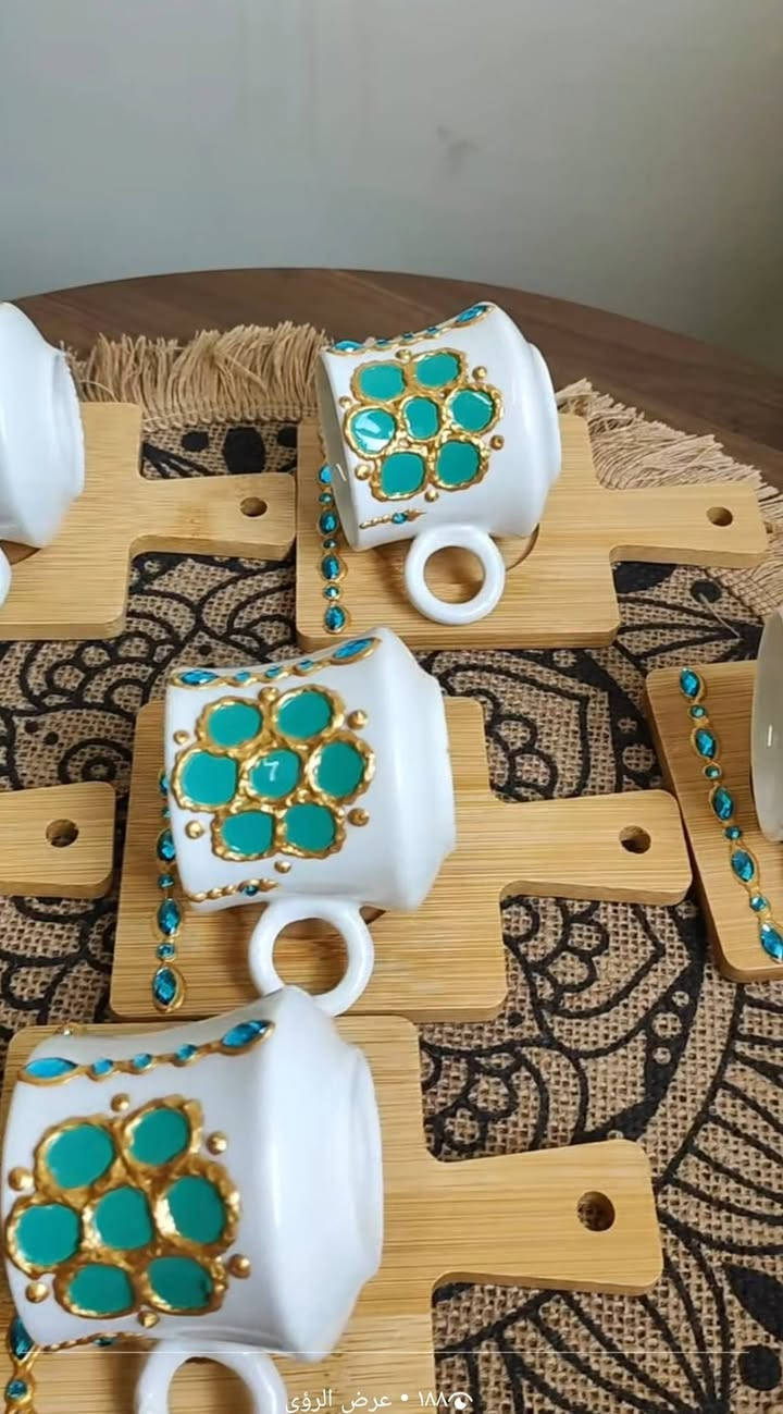 _____🎉 🗣️ عرووووض🗣️ 🎉 _____
_____عيد المعلم 🧑‍🏫____
_____عيد الطالب 🧑‍🎓 ____
______مساء الخير______
فنجان قهوة ( اسم او رسمة بسيطة) 4 الاف
استكان جاي (اسم او رسمة بسيطة) 4 الاف
كوب مگ ( اسم فقط) 3 الاف
مقدمة خشبية خانتين ( رسمةبسيطةمتوفر عندي) 6 الاف
بوكس اكسسوارات ( اسم فقط) 6 الاف
فرشة شعر ( اسم فقط) 5 الاف
مبخرة قياس وسط ( اسم او رسمة جهة وحدة) 5 الاف
مدالية خشبية اسم صغيرة ( الف دينار فقط)
⚠️ ⚠️ ⚠️ ⚠️ ⚠️ ⚠️ ⚠️ ⚠️ ⚠️ ⚠️ 
ملاحظة ⚠️ كل قطعة وياها تغليف مجاني ⚠️


**إذا كنت صاحب هذا الإعلان وتريد حذفه لأي سبب، رجاءا أرسل رسالة إلى الدعم الفني**