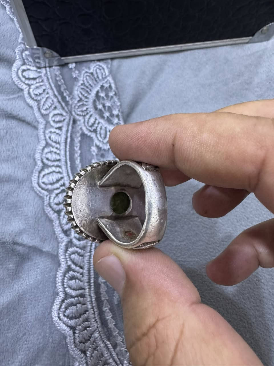 السلام عليكم قفل ثنينهن ب ٣٠٠ المكان بغداد ***********
