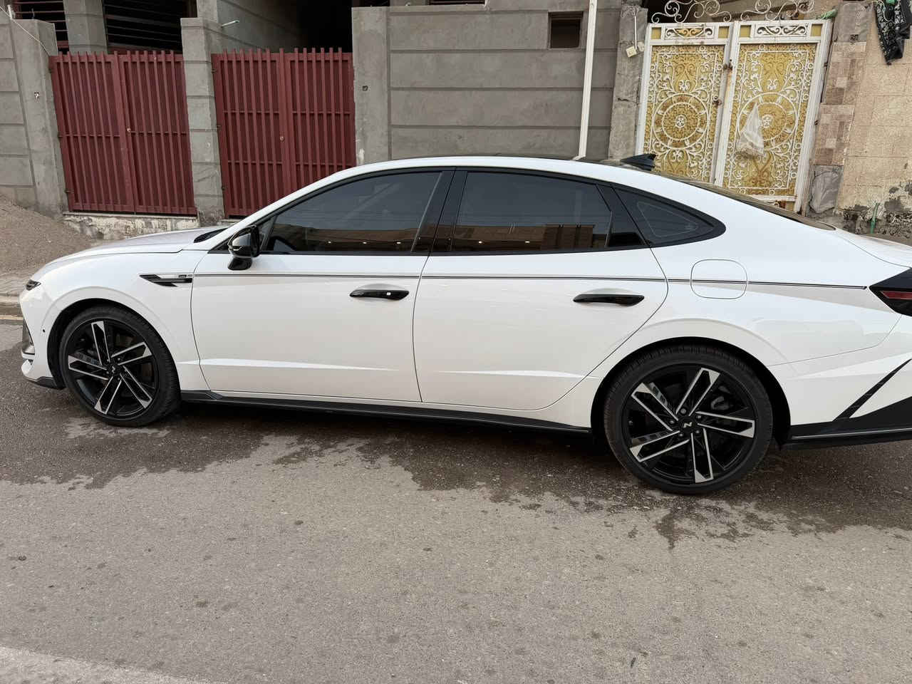 #hyundai_هيونداي سوناتا N Line
🔥🔺🔺🔥
موديل 2025
ماشية (     1000)  آلاف كم فقط
الضرر – فقط بنيد مصلح نفسه ومصبوغ
بدون رقم تترقم جميع المحافظات

المواصفات والأداء:
• محرك 2.5 لتر تيربو
• قوة 300 حصان
• ناقل حركة 8 سرعات دبل كلتش
• شفتات ستيرن
• مودات قيادة: نورمال – سبورت – سبورت بلاس – كوستم
المواصفات (فل كامل):
• دخول وتشغيل بصمة (أبواب + صندوق)
• تشغيل عن بعد
• شاشة كبيرة تدعم Apple CarPlay و Android Auto
• شحن لاسلكي
• مثبت سرعة
• نظام قيادة شبه ذاتية
• تحديد مسار
• رادار أمامي وجانبي وخلفي
• كاميرا 180 درجة
• ستيرن متعدد الوظائف
• سايد بريك بصمة
• سقف بانوراما
• تبريد بيانو + تبريد أمامي قطعتين
• إضاءة داخلية LED متغيرة الألوان
• عدادات ديجيتال تتغير حسب وضعية القيادة
• شاشات قياس (حرارة الزيت – ضغط التيربو – العزم)
• نظام صوتي BOSE
• جامات أوتو
• أوتو هولد
• كشنات ألنتارا رياضية N
• ليتات أمامي وخلفي LED
السيارة جاهزة وما بيها أي نقص سعر 220بيها مجال

رقم صاحبها🔺☎️***********
