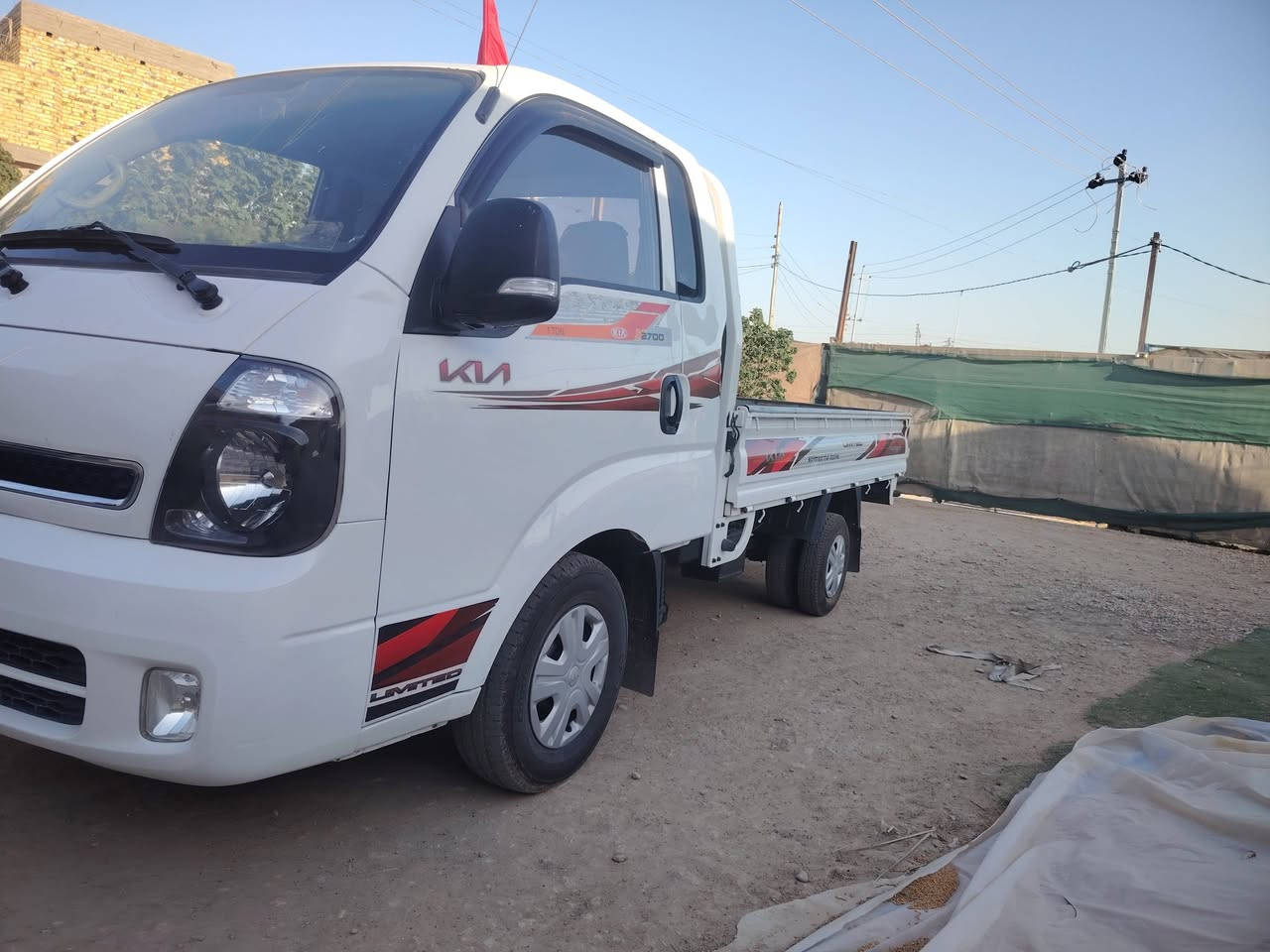 كيا موديل ١٨ جديده مكفوله من الضربه والصبغ محرك جديد سياره جاهزه السعر ١١٥ المكان الديوانيه اتصال *********** والأسيا ***********
