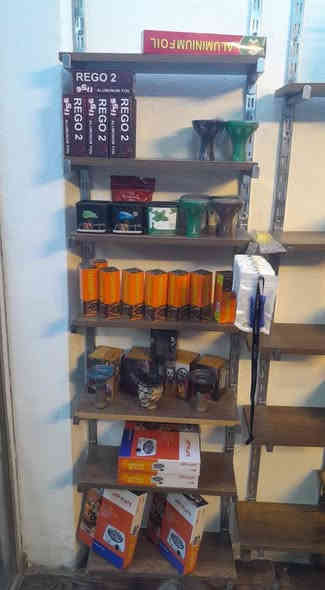 للبيع ميز ورفوف مستعمل كلش نظيف ***********
