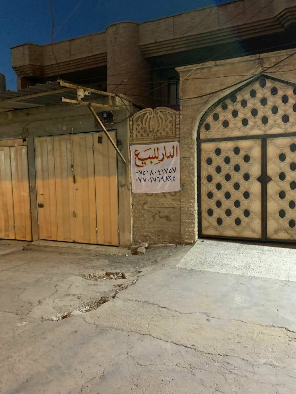 بيت للبيع في حي 17 تموز على الشارع العام
 
مساحة الدار 375 متر

(الطابق الاول)
غرف عدد 2
هول
غرفة استقبال
غرفة جلوس
صحيات
مطبخ

(الطابق الثاني)
غرف عدد 5
هول
صحيات
مطبخ

+سرداب على مساحة الدار
غرف عدد2
صحيات
+ الدار فيه اربع محلات كما موضح بالصور

للاستفسار على باقي التفاصيل الاتصال على الارقام
***********
***********
