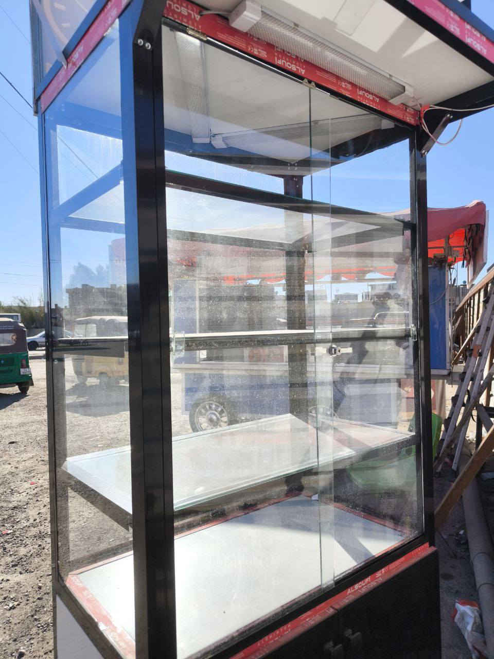 باترينة او عارضة زجاجية متحركة جديدة
تحتوي ع 4 رفوف زجاجيه  
وتحتوي ع تخزين 2 رف 
جميع الابواب تحتوي قفل 
مشتغل بيه فقط 4 ايام 
للتواصل رقم الواتساب :- ***********
مكاني الحرية
