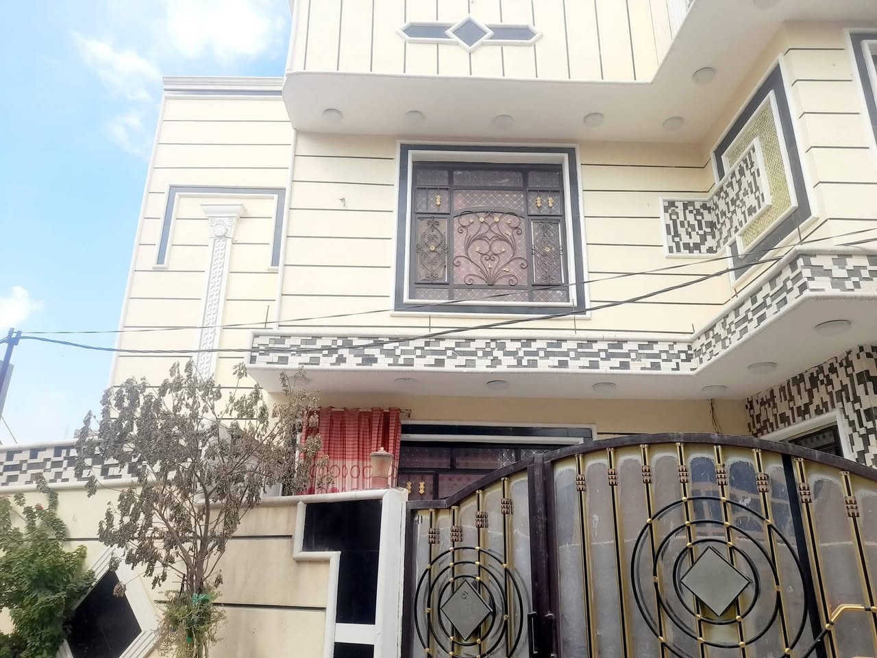 اللهم صل على محمد وآل محمد 
دار للبيع طابو زراعي ملك صرف سند25
المساحه 200متر طابقين يتكون من غرف نوم عدد6 وكليدور عدد2 واستقبال ومطبخ  ومجمع صحيات عدد2
خدمات مي و كهرباء و تبليط 
حلةالطهمازية حي فرزدق يبعد عن الشارع العام تقريبا ١٥٠متر 
 للإستفسار 
***********
***********
ملاحظة / يوجد عدد من البيوت بانواع المساحات وعدد من القطع بانواع المساحات وقطع تجاريه وقطع قريبه جدا من مرقد العلوية شريفة ع واسعار مناسبه ويوجد قطع مساحات اكبر تريد الف متر او تريد دوانم اوبيوت وقطع طابو صرف
إشارة الأصدقاء 
@إشارة
