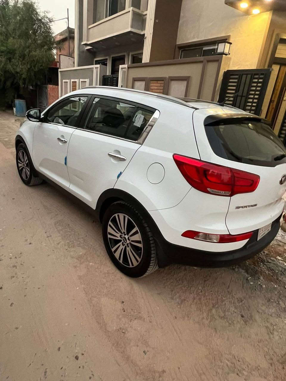 موديل 16 
ماشيه 120 .
مكفول من الصبغ والحادث فقط رصعتين وشخط. 
صدر جديد تايرات جديده. 
محرك 2000 دوش. 
سعرر  165. بيه مجال 
*********** بغداد, العراق
