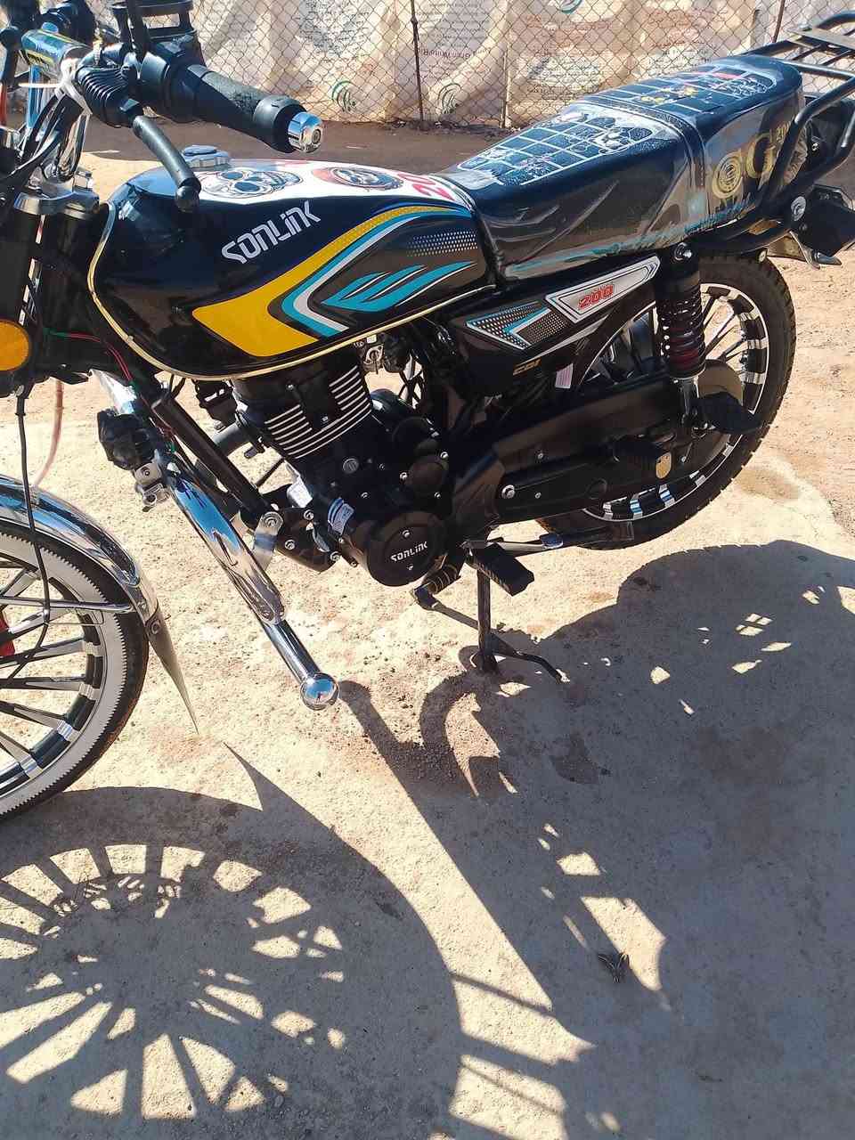 السلام عليكم دراجه للبيع موديل 25 محرك 200 شرط نظافه فول كهربائيات كلها شغاله ترهم مراوس مكان القائم***********
