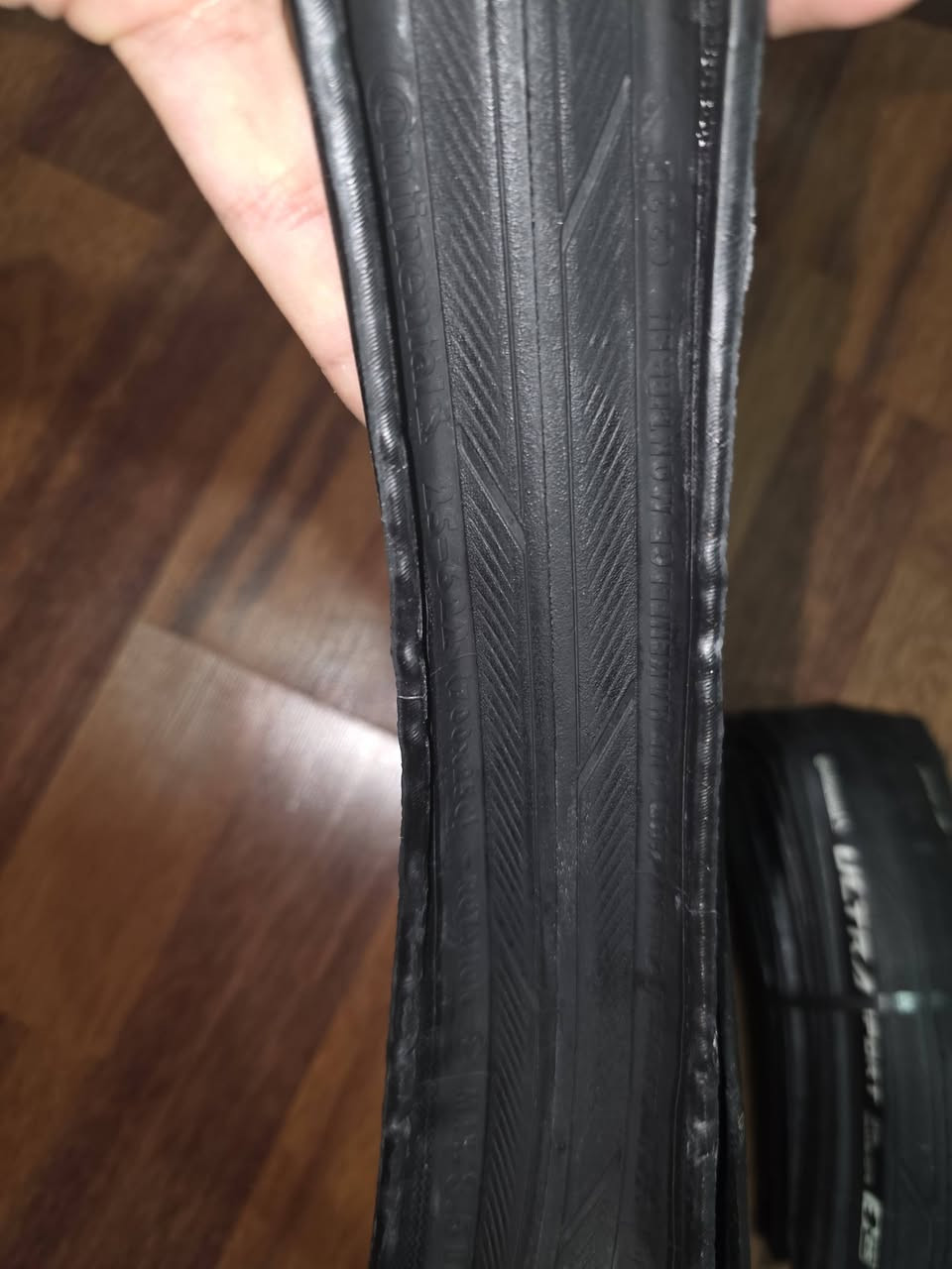 کوردی عەرەبی

**تایەی لێخوڕینی سەرجادە (Road Bike Tires) لە براندی بەناوبانگی کۆنتینێنتال بۆ فرۆشتن!** 🚴‍♂️🔥
ئەگەر بەدوای خێرایی، خۆڕاگری، و ئەدایەکی بەرزدا دەگەڕێیت بۆ پاسکیلەکەت، ئەم تایانە باشترین هەڵبژاردنن بۆ ڕاهێنان و لێخوڕینی ڕۆژانە.
**تایبەتمەندییەکان:**
 * **براند:** Continental (کۆنتینێنتال ئەڵمانی)
 * **مۆدێل:** Ultra Sport III
 * **قەبارە:** 25mm (25-622 / 700x25C)
 * **ئاستی پەستان:** زۆرترین 8.5 Bar / 123 PSI
 * **تایبەتمەندی E-25:** گونجاوە بۆ پاسکیلی کارەبایی ڕێگاوبانیش (E-Bikes).
 * **دۆخ:** نوێ و بەکارنەهاتوو (بەستراوە)، بەرزترین کوالیتی و گرپ (Grip) ی نایاب لەسەر جادە.
تایەیەکی خێرا و کێش سووک بە دیزاینێکی نایاب بۆ کەمکردنەوەی لێکخشاندن و زیادکردنی خێرایی
بۆ زانینی نرخ و زانیاری زیاتر لەکۆمێنت داوابکە یان نامە بۆ پەیج بنێرە
گەیاندن بەردەستە

**إطارات دراجات هوائية (Road Bike Tires) من الماركة العالمية الشهيرة Continental للبيع!** 🚴‍♂️🔥
إذا كنت تبحث عن السرعة، المتانة، والأداء العالي لدراجتك، هذه الإطارات هي الخيار الأمثل للتمارين والقيادة اليومية.
**المواصفات:**
 * **الماركة:** Continental (كونتيننتال)
 * **الموديل:** Ultra Sport III
 * **المقاس:** 25mm (25-622 / 700x25C)
 * **مستوى الضغط:** حد أقصى 8.5 Bar / 123 PSI
 * **ميزة E-25:** متوافقة أيضاً مع الدراجات الكهربائية الخاصة بالطرق.
 * **الحالة:** جديدة تماماً وغير مستخدمة، توفر أعلى درجات الجودة والتماسك (Grip) على الطريق.
إطارات سريعة، خفيفة الوزن، ومصممة بتقنية تقلل الاحتكاك وتزيد من انسيابية السرعة.
📍 **للسعر ولمزيد من التفاصيل، يرجى مراسلتنا على الخاص (Messenger) أو ترك تعليق.**
توصیل متوفر

#Continental #UltraSport #RoadBike #Cycling #BicycleTires #SuliBike #پاسکیل #تایە #دراجات_هوائية


**إذا كنت صاحب هذا الإعلان وتريد حذفه لأي سبب، رجاءا أرسل رسالة إلى الدعم الفني**