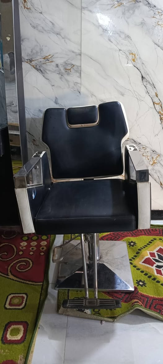 يوجد لدينا اغراض محل حلاقه نظيفه جدا للبيع
المكان بغداد مدينة الصدر 
للاستفسار الاتصال على الرقم ***********
