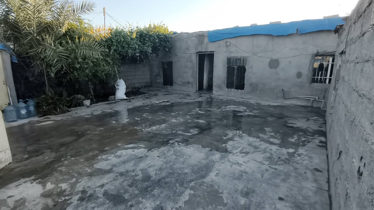 بيت للبيع (تجاوز) 
250 متر 
استقبال. مطبخ. هول. غرفه نوم. 
وبيت هيكل داخل القطعه 
***********
السعر 11 مليون

