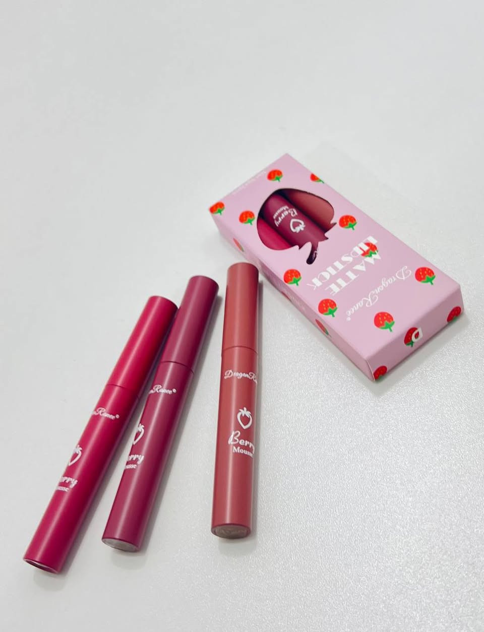 دلّلي شفايفچ بمجموعة أحمر الشفاه المطفّي بقوام الموس الناعم 🤍
ألوان ثابتة، ملمس مخملي، وإحساس خفيف كأنچ ما حاطة شي!
💋 ليش راح تعشقينها؟ ✔️ قوام Berry Mousse ناعم وسلس على الشفاه
✔️ مظهر مطفّي أنيق بدون تشقق أو جفاف
✔️ ثلاث درجات مختلفة تناسب كل الإطلالات
✔️ ثبات حلو يدوم ويخلي شفايفچ جذابة طول اليوم
✔️ حجم عملي – كل علبة تحتوي 3 قطع (5غم لكل واحدة)
✨ من لوك ناعم إلى جريء… كلهم بعلبة وحدة
اختاري اللون، وخلي شفايفچ تحچي عنك 💖

السعر 4


**إذا كنت صاحب هذا الإعلان وتريد حذفه لأي سبب، رجاءا أرسل رسالة إلى الدعم الفني**