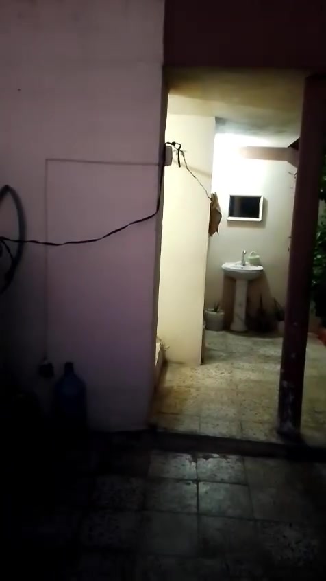للبيع دار سكن 220م الوحده مقابل مدرسة شيخ اياد يتكون من غرفتين نوم /استقبال/مطبخ/صحيات/درج خارجي/حوش كبير/السعر 45 مليون بي مجال لاستفسار الاتصال على الرقم *********** مكتب عقار ابو حسن مقابل البنزين خانه
