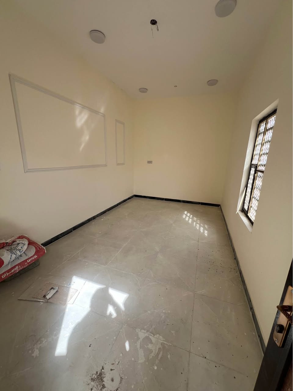 دار سكن للبيع

يحتوي على 2 غرف منام + هول+ مجمع صحيات داخليه + ديوان خارجي + صحيات خارجيه  + ترك ومنور +مطبخ

مساحه المنزل 100 متر 

نوع العقار طابو زاعي سند ٢٥ بسم عراقي وكاله ومكتبه ونسخه من طابو

علماً المنزل بالكامل سيراميك 

نوع السقف كونكريت 

يتوفر كهرباء أمبيرات 

المنطقه تحتوي على جميع الخدمات ماء وكهرباء ومستوصف صحي ومدارس ابتدائيه 

الجيران ذهب صافي 

العنوان البصره شط لعرب الجزيره شارع زين العابدين

علماً المنطقه اصوليه بيوت موضفين طابو والمنزل محاذي للبيوت الطابو 

السعر المطلوب 58وبي مجال ان شاء الله 

للاستفسار التواصل خاص او على الرقم التالي /

‏***********
مكتب عقارت المهندس البصرة, العراق
