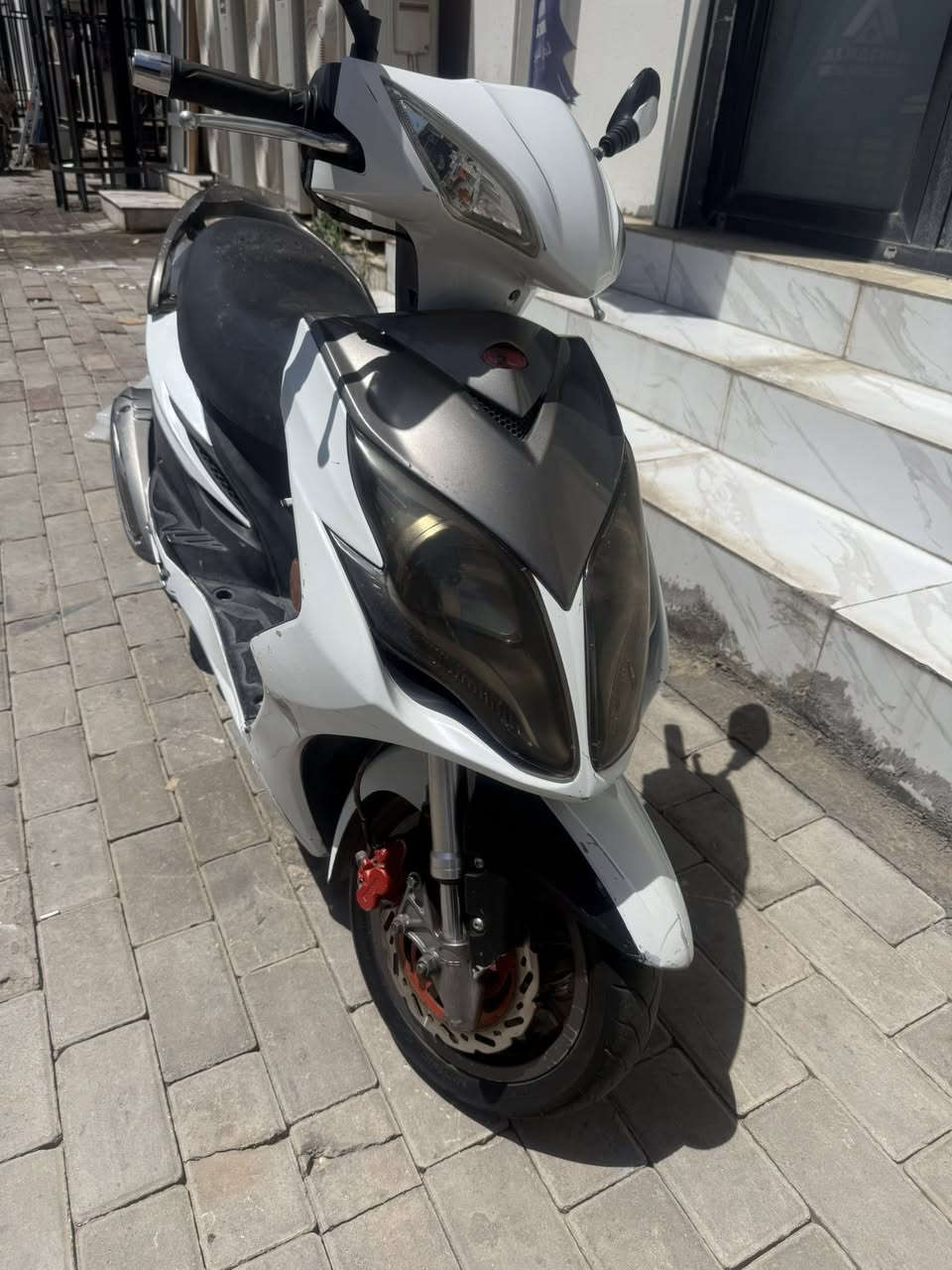 كايمكو رايسنك  محرك 180شغال مكينه خرسه  كهربايات شغاله اوراق كامله. مكمرك بس سجل. الدرجه بس بيه خربطه شويه السعر 600 وبي مجال الرمادي شارع 20
***********
