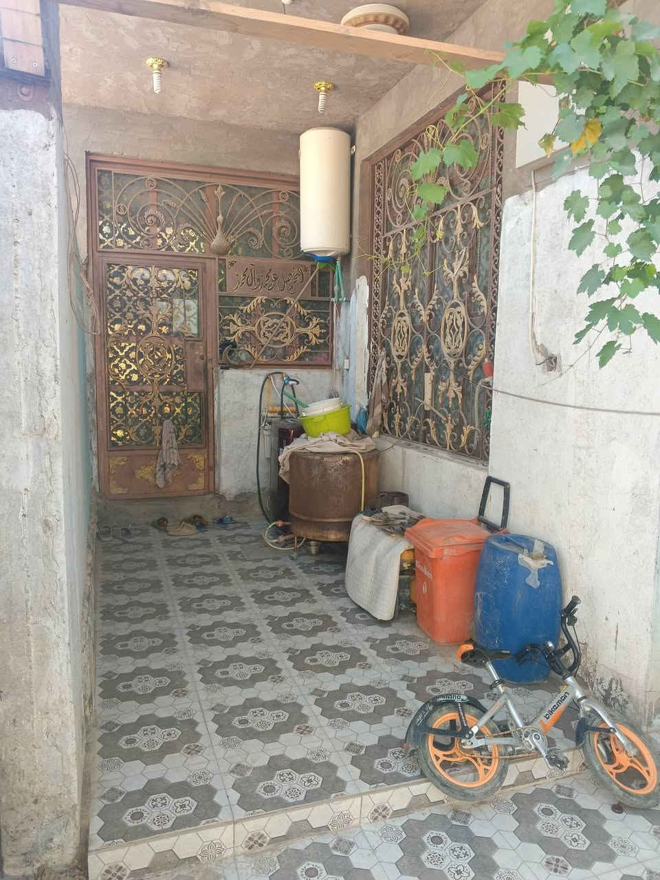 بسم الله الرحمن الرحيم
السلام عليكم بيت للبيع كربلاء الحر منطقة الرشديه مساحه264م يحتوي على غرفتين واستقبال وهول حمام تواليت خارجي داخلي البيت سند 25 إقرار محكمه باسمي 
للاستفسار ***********
