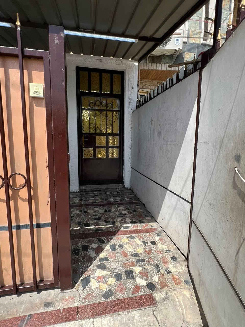 مشتمل للبيع مساحه 65م نظام وحدات سكنيه يحتوي على ثلاثه وحدات سكنيه مع درج خارجي منفصل يصلح للسكن او الاستثمار.

📍العنوان: حي البنوك (التربيه).

(مقابل المشتمل لايوجد دور سكنيه بل يوجد متنزه)

للأستفسار اكثر مراجعة مكتب (القمه) للوساطة العقارية الواقع في شارع الكنيسة او الاتصال على الرقم التالي:

*********** متوفر واتس اب
