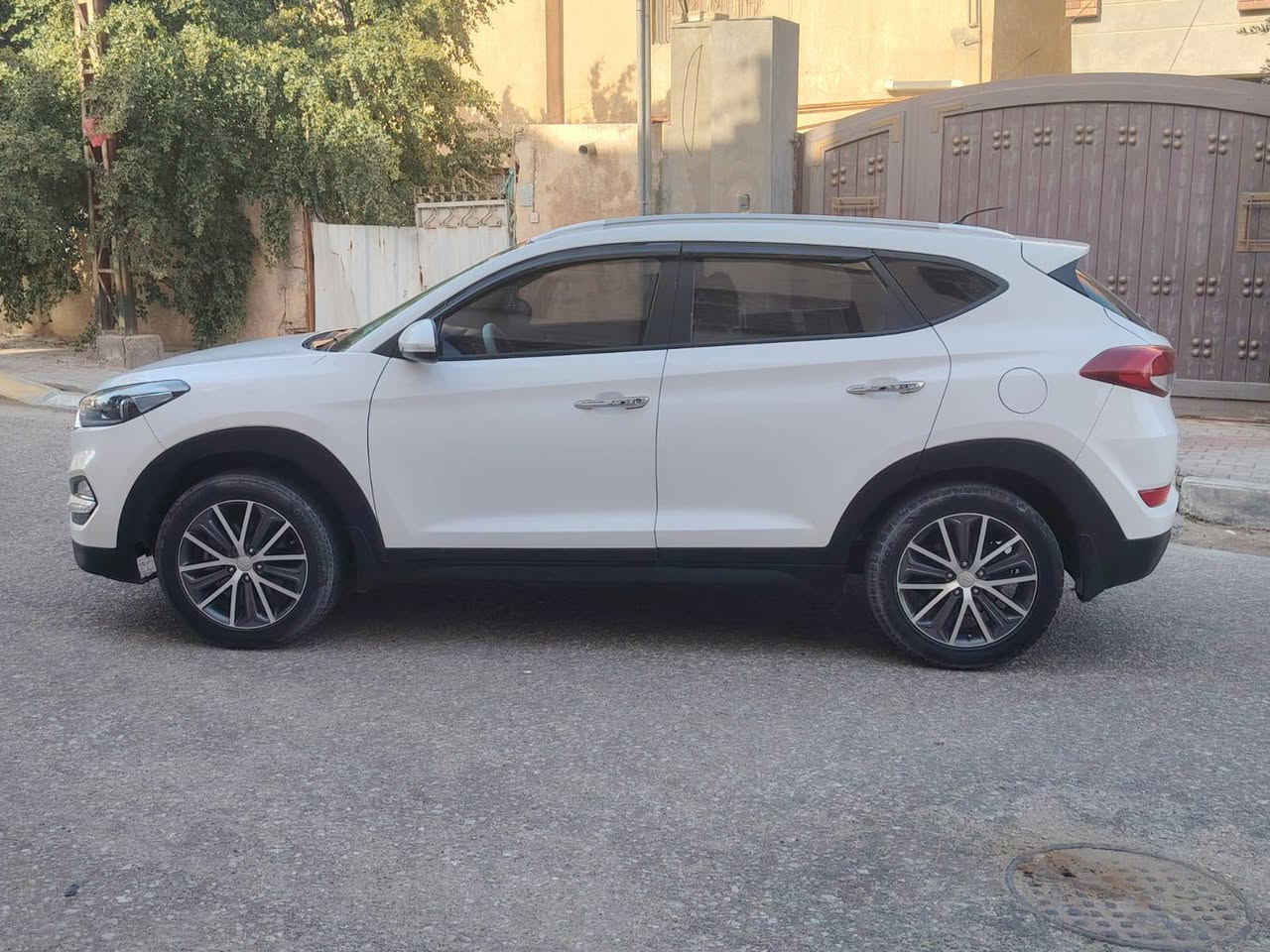 السلام عليكم سياره نوع توسان خليجي موديل 2017 السياره جديده كفاله عامه من ضربه وصبغ وتبديل كير مكينه حداديه تبريد كفاله عامه الاسبير مانازل السياره ماشيه100 كلش نضيفه مال بيت تحويل مباشر بسمي العنوان كربلاء السعر168رقم الهاتف***********
