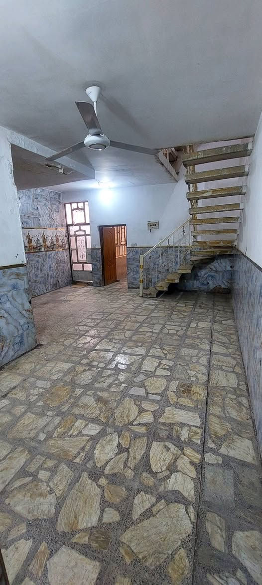 السلام عليكم الدار للبيع مساحة 115 متر زراعي /30 متر تشجير يحتوي على 2 غرف نوم +صالة + مطبخ+ صحيات 2 +مخزن 
الموقع:بداية النواب الفرع مقابيل كوفي المزرعة السعيدة قرب متوسطة الأبرار (للبيع وليس للأيجار)
للإستفسار:***********
