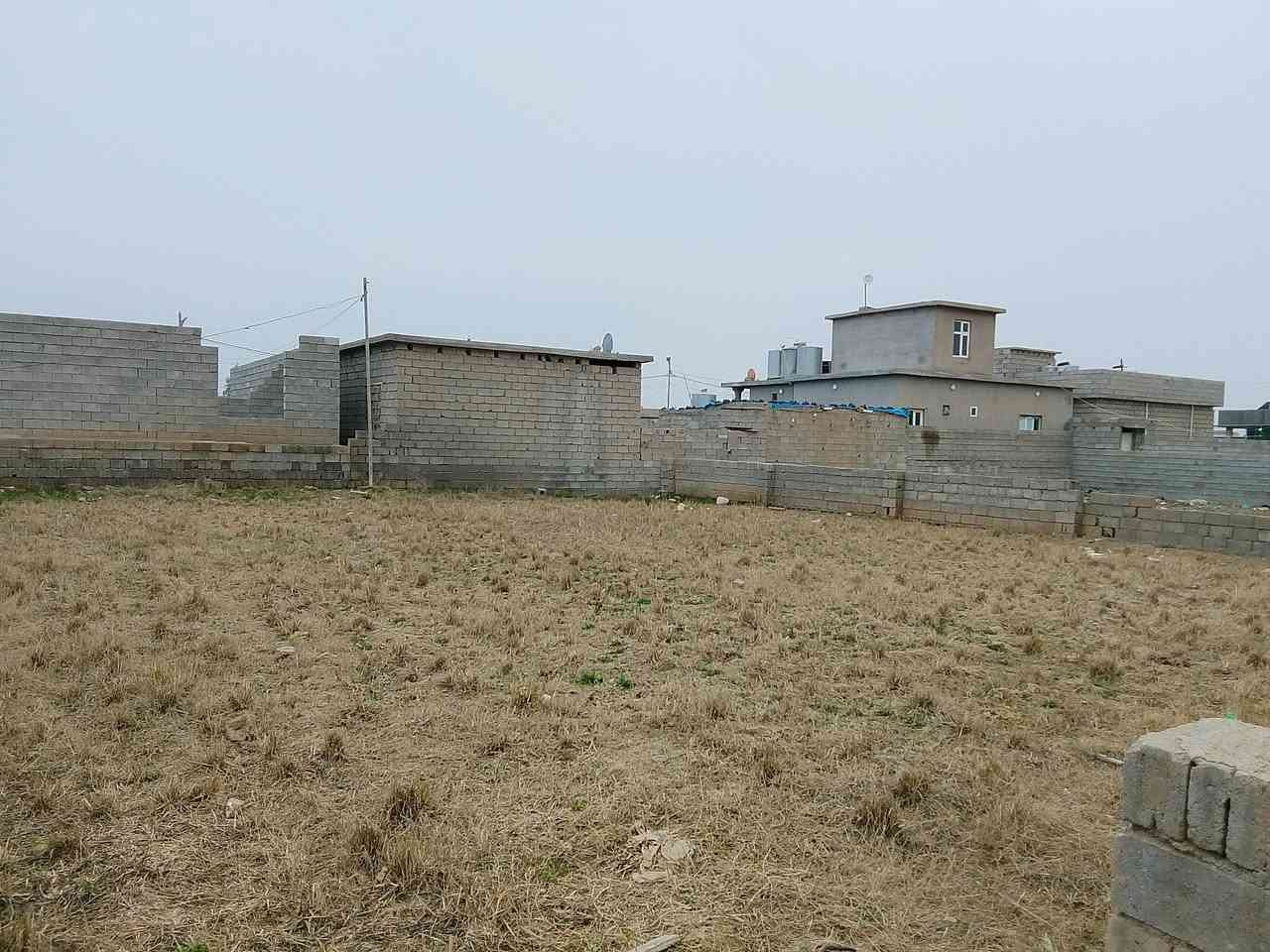 السلام عليكم يوجد قطعة ارض المساحه 500متر حوش5 طوفات واصله مي حلو وكهرباء وبيه بير مي بل قرب من مدرسه الناصر لدين الله السعر خاص او الاتصال على الرقم ***********.
